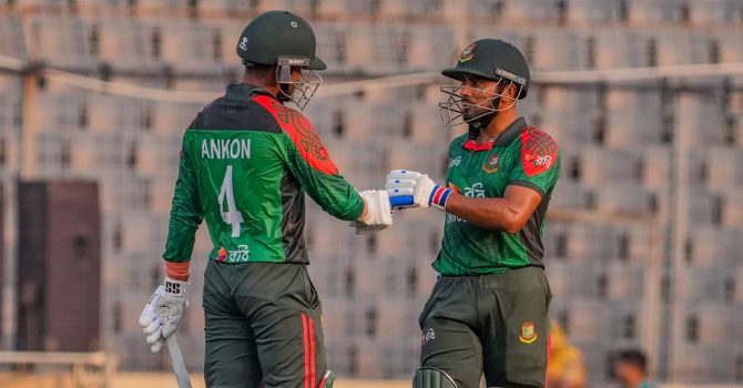 চার বিশেষজ্ঞ স্পিনার নিয়ে ব্যাটিংয়ে বাংলাদেশ