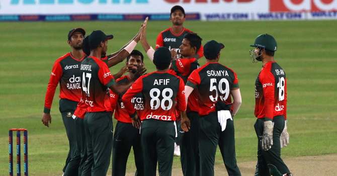 বাংলাদেশের দারুণ বোলিংয়ে চাপে উইন্ডিজ