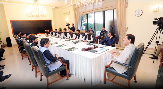 ক্রিকেটারদের আহত বাঘের ন্যায় ঝাঁপিয়ে পড়তে বললেন ইমরান খান