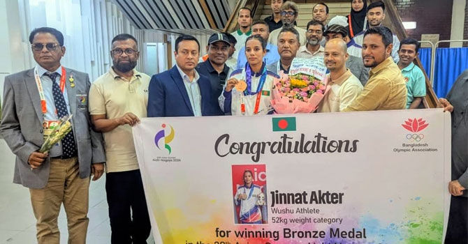 বিমানবন্দরেই ফুলেল শুভেচ্ছা ও সংবর্ধনা পেলেন জিন্নাত আক্তার