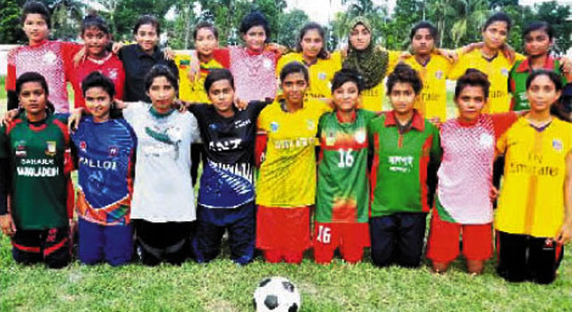 যশোর অনূর্ধ্ব-১৪ দলে খেলছেন ১৮ নারী ফুটবলার