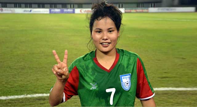 লুকিয়ে লুকিয়ে ফুটবল খেলতেন মনিকা