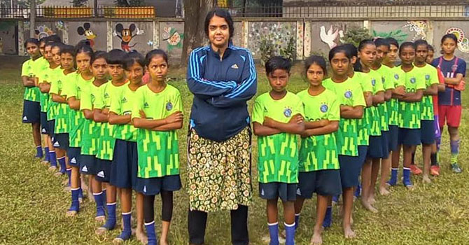 নারী ফুটবল সম্প্রসারণে অগ্রণী ভূমিকা রাখছেন কামরুন্নাহার মুন্নি