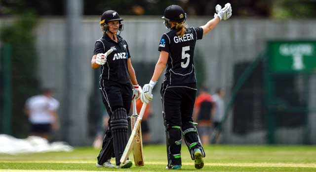 ওয়ানডেতে নিউজিল্যান্ড নারীদের ৪৯০ রানের রেকর্ড