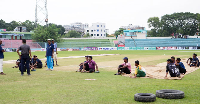 কেঁদেই চলছে রাজশাহীর আকাশ, মাঠে গড়ালো না কোন বল