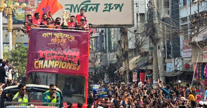 রাজশাহী ওয়ারিয়র্সকে ছাদখোলা বাসে সংবর্ধনা