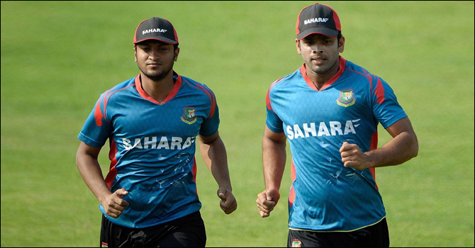 সাকিবকে চুক্তিতে রাখা নিয়ে সাংবাদিকদের পাল্টা প্রশ্ন ছুঁড়লেন নির্বাচক রাজ্জাক