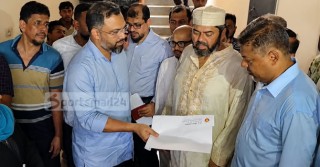 কমলাপুর স্টেডিয়াম প্রশাসকের হাতে বরখাস্তের কাগজ ধরিয়ে দিলেন ক্রীড়া প্রতিমন্ত্রী