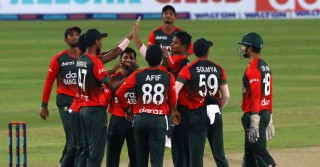 বাংলাদেশের দারুণ বোলিংয়ে চাপে উইন্ডিজ