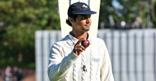 কাউন্টিতে অভিষেকেই ৯ উইকেট হাসান মাহমুদের
