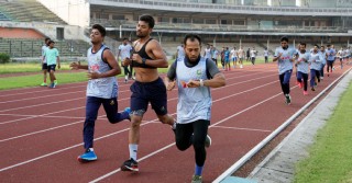 বঙ্গবন্ধু স্টেডিয়ামের ট্র্যাকে ১৬০০ মিটার দৌড়ালেন মুশফিক-শান্তরা