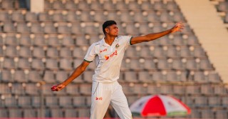 বল ছুঁড়ে মেরে জরিমানার কবলে নাহিদ রানা