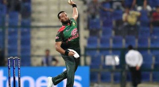 শুরুতেই সাকিবের আঘাত