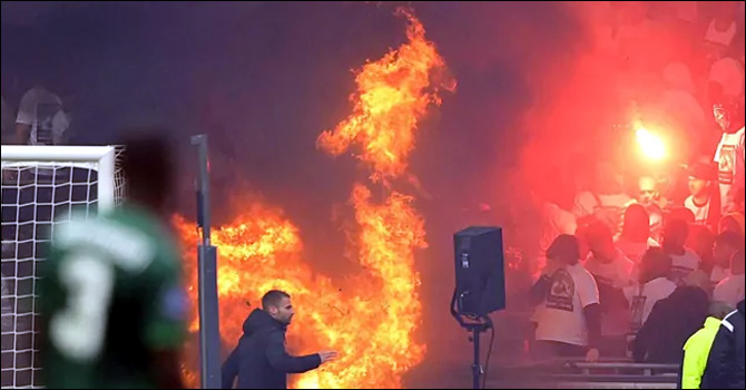 আনন্দ করতে গিয়ে গ্যালারিতে ‘অগ্নিকাণ্ড’ ঘটালো আয়াক্স সমর্থকরা