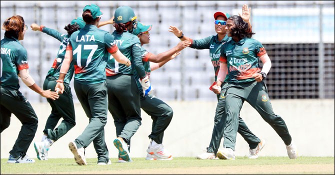 Bangladesh ends ODIs in thrilling tie against India
