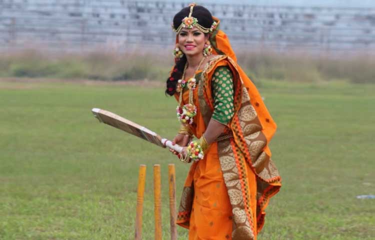 গায়ে হলুদের শাড়ি পড়েই ব্যাট হাতে ক্রিকেট মাঠে বাংলাদেশ জাতীয় নারী ক্রিকেট দলের সদস্য সানজিদা ইসলাম, ছবি : স্যোশাল মিডিয়া থেকে সংগৃহীত গায়ে হলুদের শাড়ি পড়েই ব্যাট হাতে ক্রিকেট মাঠে বাংলাদেশ জাতীয় নারী ক্রিকেট দলের সদস্য সানজিদা ইসলাম, ছবি : স্যোশাল মিডিয়া থেকে সংগৃহীত
