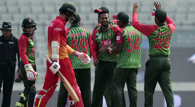 ২১৭ করতেই দিশেহারা জিম্বাবুয়ে