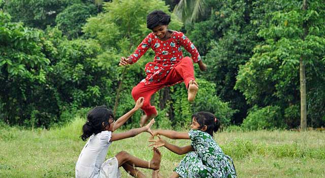 গ্রাম বাংলার ঐতিহ্যে খেলাধুলা : বাঁচানোর দায়িত্ব আমাদের কাঁধে