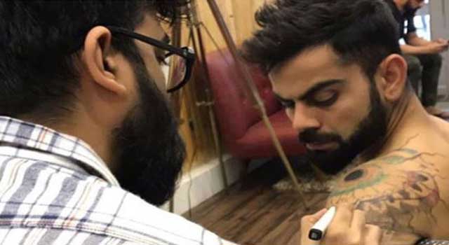 প্রাণীর থাবার ট্যাটু কোহলির কাঁধে