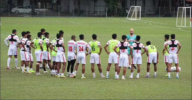 ইঙ্গিত দিয়েও বাংলাদেশ ফুটবল দলের চমকহীন স্কোয়াড 