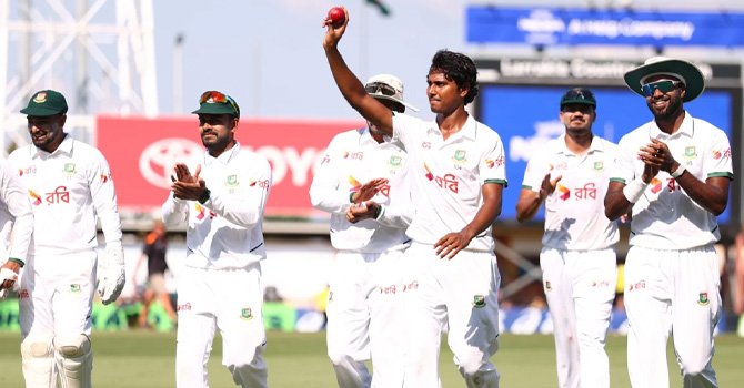 অস্ট্রেলিয়ার বিপক্ষে মাথা উঁচু করে দিন শেষ করলো বাংলাদেশ