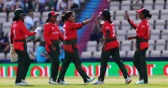 পাকিস্তানকে গুড়িয়ে সেমি-ফাইনালের পথে বাংলাদেশের মেয়েরা