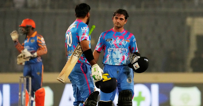 শ্বাসরুদ্ধকর ম্যাচে খুলনাকে হারিয়ে ফাইনালে চিটাগং কিংস