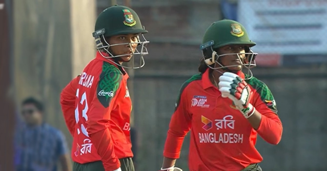 শেষ ওভারে ফারজানার চার-ছক্কা, থাইল্যান্ডকে হারিয়ে সেমিতে বাংলাদেশ