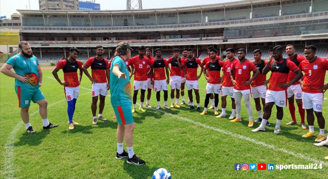 দলগত অনুশীলনে জামাল ভূঁইয়ারা, অনুপস্থিত বিশ্বনাথ ঘোষ