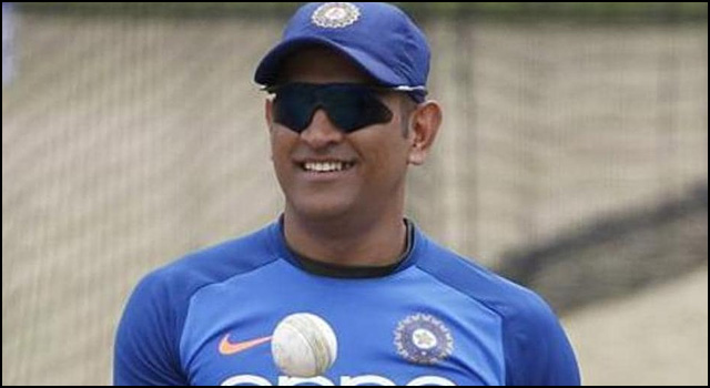 বিশ্বকাপ দলে কোহলিদের মেন্টর ধোনি