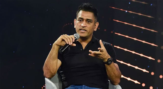 ব্যাট-গ্লাভস রেখে ধারাভাষ্যকার হচ্ছেন ধোনি