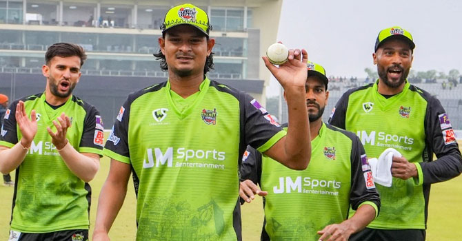 প্রথম পাঁচ উইকেট শিকারেই সাকিবকে পেছনে ফেলে নাসুমের রেকর্ড