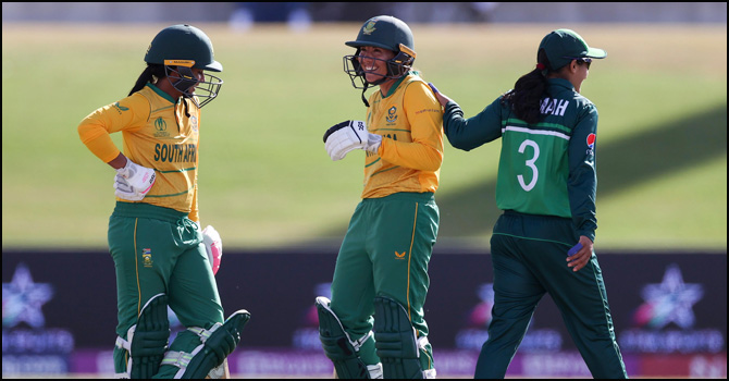 নারী বিশ্বকাপে আম্পায়ারের ভুলে ‘৭ বলে’ ওভার