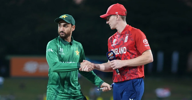 পাকিস্তানকে খাদের কিনায় ফেলে সেমি-ফাইনালে ইংল্যান্ড