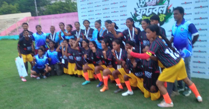 নারী ফুটবলে রাজশাহীর আঞ্চলিক চ্যাম্পিয়ন বগুড়ার রক্সি ফুটবল একাডেমি