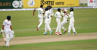 তাইজুল ম্যাজিকে প্রথম সেশনে বাংলাদেশের সাফল্য দুই উইকেট