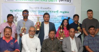 পুরস্কার পেলেন ডিআরইউ ব্যাডমিন্টনের বিজয়ীরা