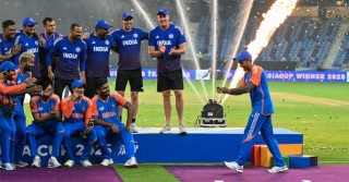 ট্রফি নিয়ে চলে গেলেন নাকভি, খালি হাতেই ভারতের উদযাপন