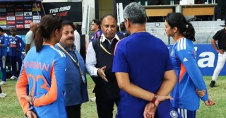আবারও নাটক, নাকভির হাত থেকে ট্রফি নিল না ভারত