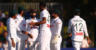 ম্যাকাই টেস্ট, ১৮ উইকেট হারানোর দিনে পিছিয়ে বাংলাদেশ