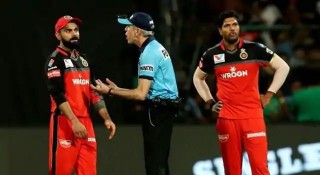 কোহলি ভুল করায় ক্ষোভে দরজা ভাঙেন আম্পায়ার