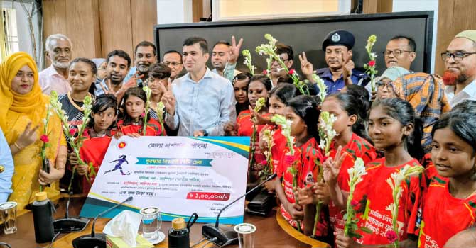 চ্যাম্পিয়ন জোড়গাছা ফুটবল দলকে জেলা প্রশাসনের সংবর্ধনা