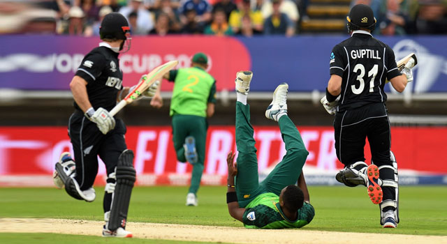 দক্ষিণ আফ্রিকার ‘বিদায় ঘণ্টা’ বাজিয়ে শীর্ষে ফিরলো নিউজিল্যান্ড