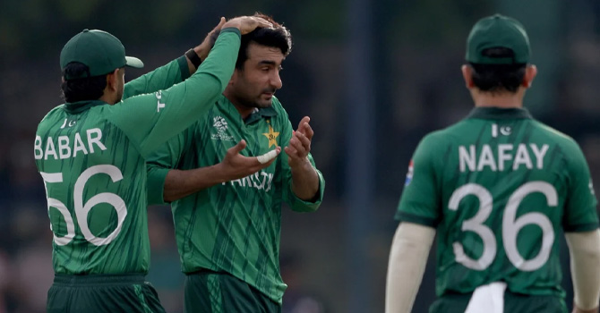 নামিবিয়াকে উড়িয়ে সুপার এইটে পাকিস্তান