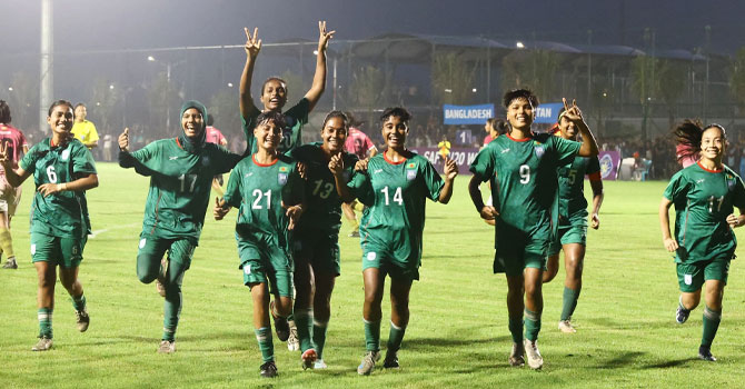 শান্তির হ্যাটট্রিক, মাঠ বদলের ম্যাচেও বাংলাদেশের বড় জয়
