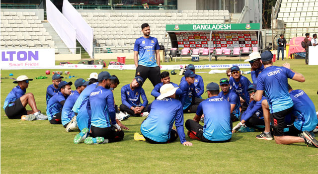 অধিনায়কত্ব ছাড়ার পর মাশরাফিকে নিয়ে যা বললেন সতীর্থরা