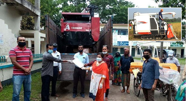 ধান কাটতে কৃষকদের কম্বাইন্ড হার্ভেস্টার মেশিন দিলেন মাশরাফি