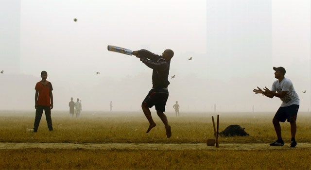 ক্রিকেট খেলতে না দেওয়ায় পুলিশের উপর হামলা