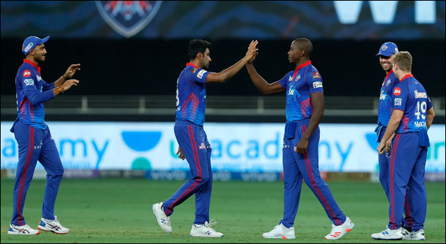 হারের বৃত্তে হায়দরাবাদ, পয়েন্ট টেবিলের শীর্ষে দিল্লি