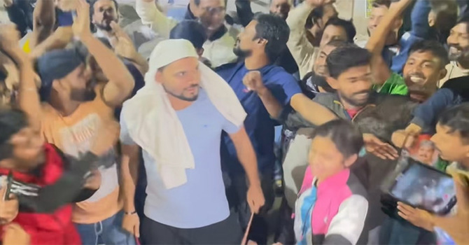 রাস্তায় ঢোল পেটালেন মাশরাফি, সাকিবের গাড়ীতে উদযাপন